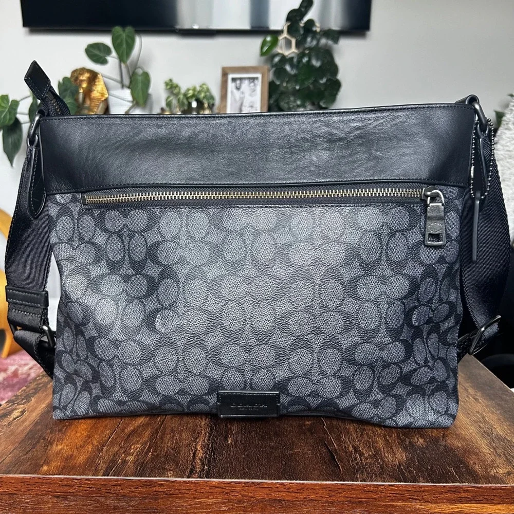Coach Crossbody Bag Womens Black Signature Canvas Leather Vintage Excellent Zip